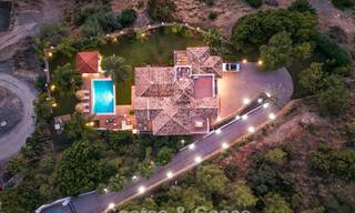 Elegante villa andaluza con vistas panorámicas al mar en venta en El Madroñal, Benahavís - Marbella 793868 
