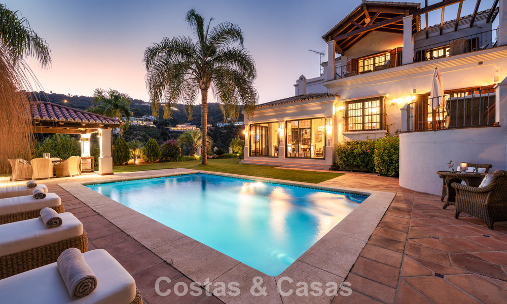 Elegante villa andaluza con vistas panorámicas al mar en venta en El Madroñal, Benahavís - Marbella 793871