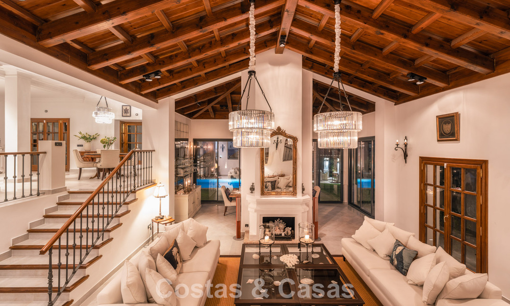 Elegante villa andaluza con vistas panorámicas al mar en venta en El Madroñal, Benahavís - Marbella 793873