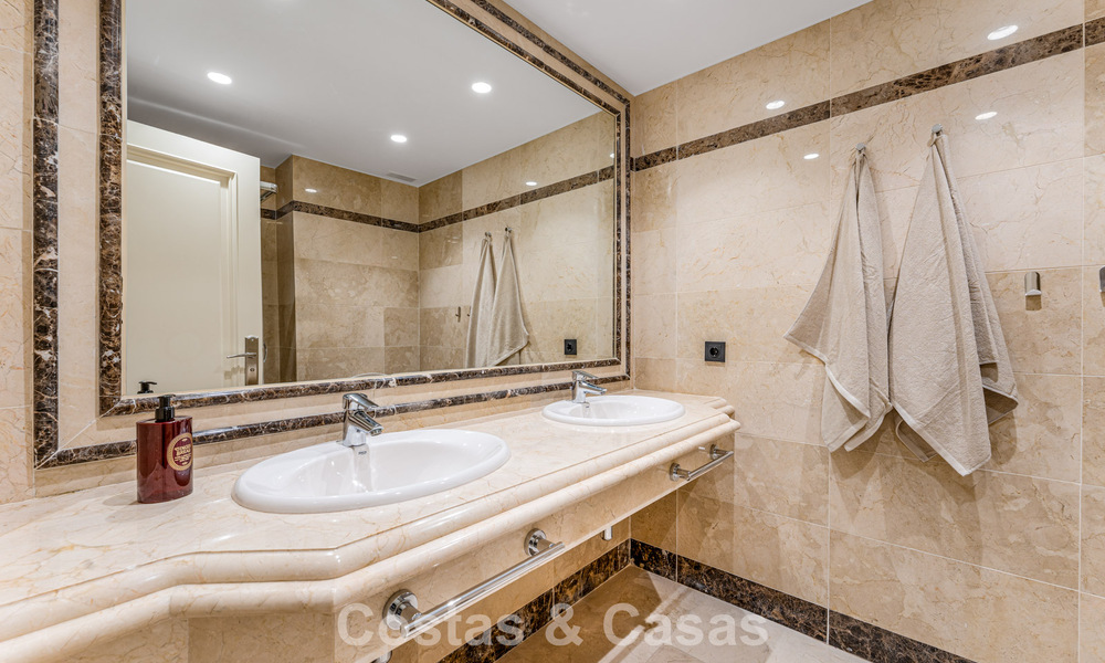 Elegante apartamento en planta baja con jardín privado en venta en Sierra Blanca, Marbella 793880