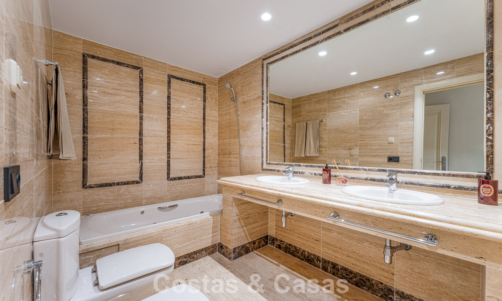 Elegante apartamento en planta baja con jardín privado en venta en Sierra Blanca, Marbella 793884