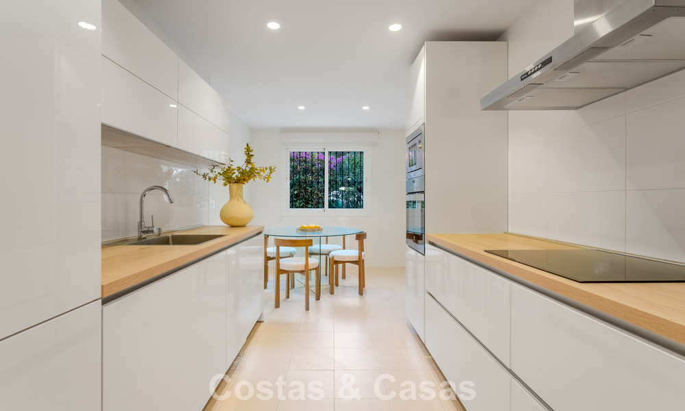 Elegante apartamento en planta baja con jardín privado en venta en Sierra Blanca, Marbella 793897