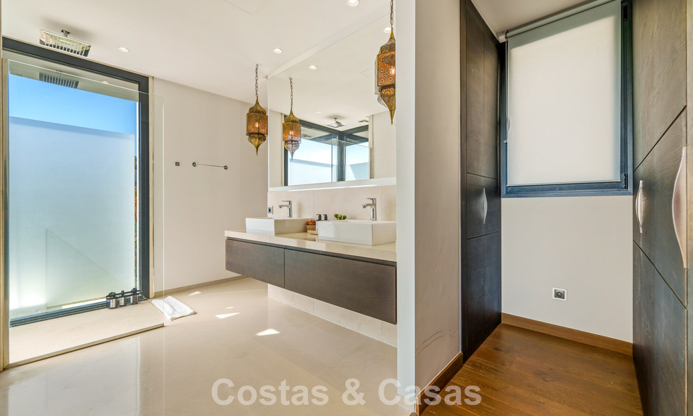 Exclusiva villa de lujo de diseño modernista en venta en el Valle del Golf de Nueva Andalucía, Marbella 793933