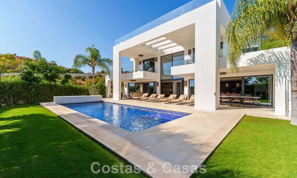 Exclusiva villa de lujo de diseño modernista en venta en el Valle del Golf de Nueva Andalucía, Marbella 793944