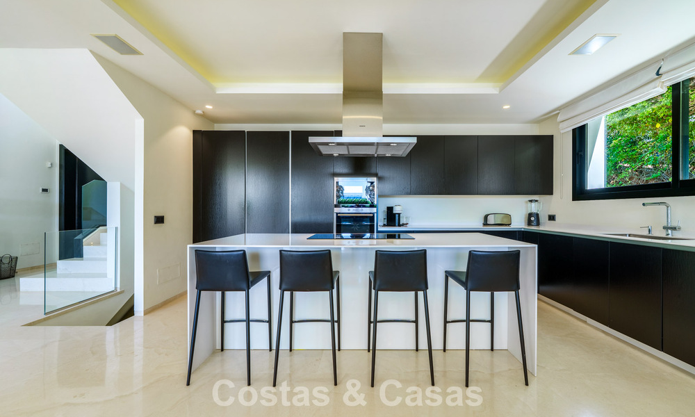 Villa de lujo con estilo contemporáneo en venta en una comunidad privada y segura de Nueva Andalucía, Marbella 793970