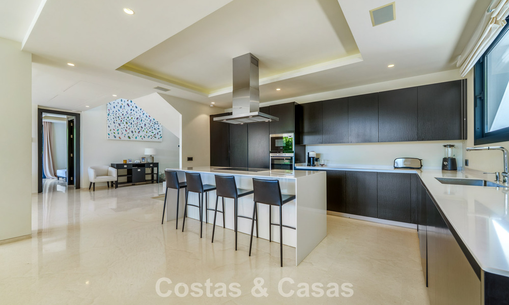 Villa de lujo con estilo contemporáneo en venta en una comunidad privada y segura de Nueva Andalucía, Marbella 793971
