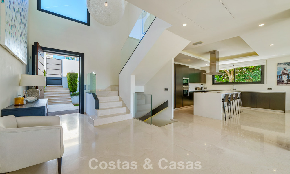 Villa de lujo con estilo contemporáneo en venta en una comunidad privada y segura de Nueva Andalucía, Marbella 793974