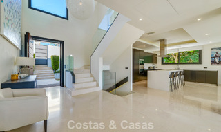 Villa de lujo con estilo contemporáneo en venta en una comunidad privada y segura de Nueva Andalucía, Marbella 793974 
