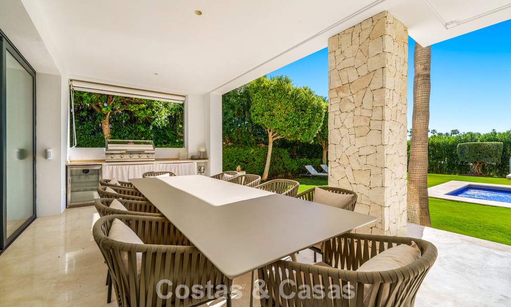 Villa de lujo con estilo contemporáneo en venta en una comunidad privada y segura de Nueva Andalucía, Marbella 793978