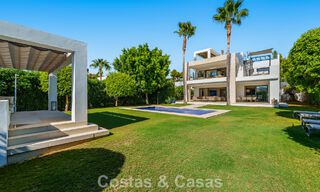 Villa de lujo con estilo contemporáneo en venta en una comunidad privada y segura de Nueva Andalucía, Marbella 793980 
