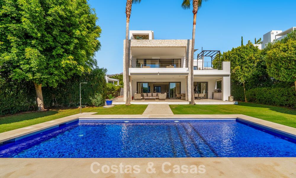 Villa de lujo con estilo contemporáneo en venta en una comunidad privada y segura de Nueva Andalucía, Marbella 793981