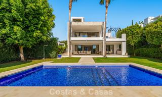Villa de lujo con estilo contemporáneo en venta en una comunidad privada y segura de Nueva Andalucía, Marbella 793981 