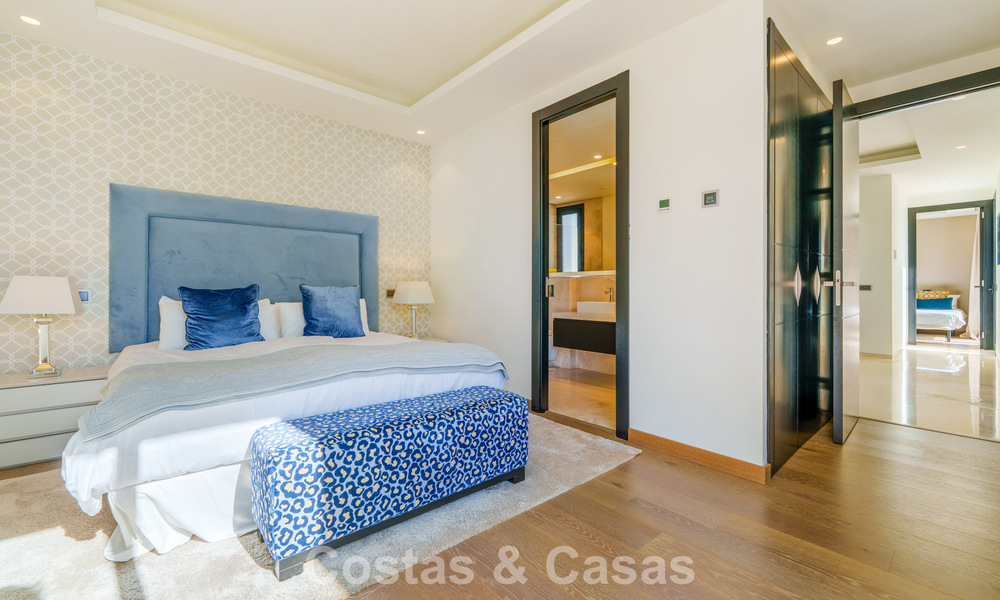 Villa de lujo con estilo contemporáneo en venta en una comunidad privada y segura de Nueva Andalucía, Marbella 793984