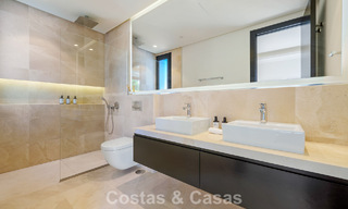 Villa de lujo con estilo contemporáneo en venta en una comunidad privada y segura de Nueva Andalucía, Marbella 793985 