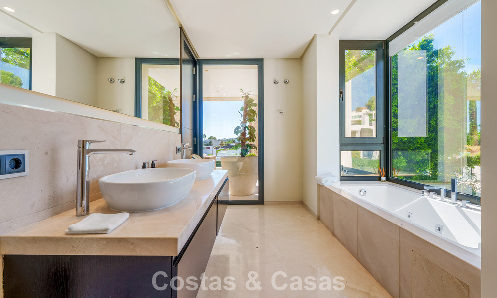 Villa de lujo con estilo contemporáneo en venta en una comunidad privada y segura de Nueva Andalucía, Marbella 793988