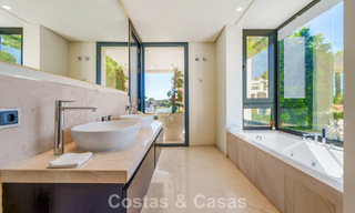 Villa de lujo con estilo contemporáneo en venta en una comunidad privada y segura de Nueva Andalucía, Marbella 793988 