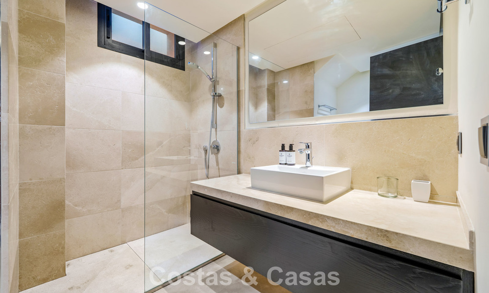 Villa de lujo con estilo contemporáneo en venta en una comunidad privada y segura de Nueva Andalucía, Marbella 793998