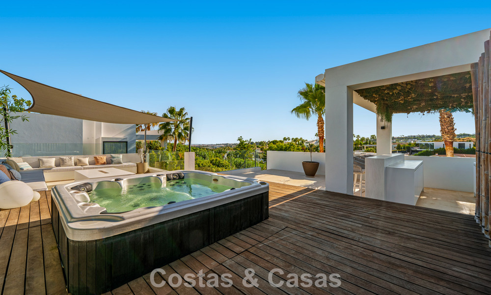 Villa de lujo con estilo contemporáneo en venta en una comunidad privada y segura de Nueva Andalucía, Marbella 794006