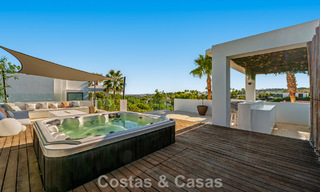 Villa de lujo con estilo contemporáneo en venta en una comunidad privada y segura de Nueva Andalucía, Marbella 794006 