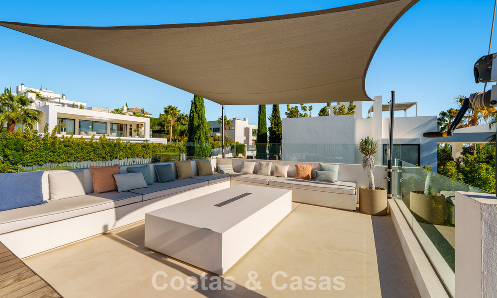 Villa de lujo con estilo contemporáneo en venta en una comunidad privada y segura de Nueva Andalucía, Marbella 794009