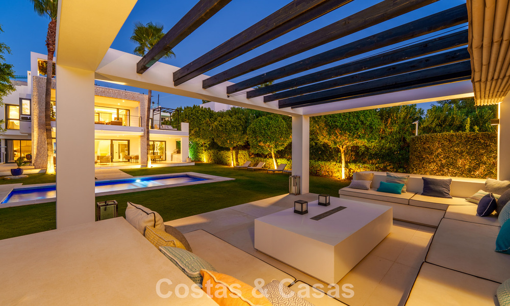 Villa de lujo con estilo contemporáneo en venta en una comunidad privada y segura de Nueva Andalucía, Marbella 794014