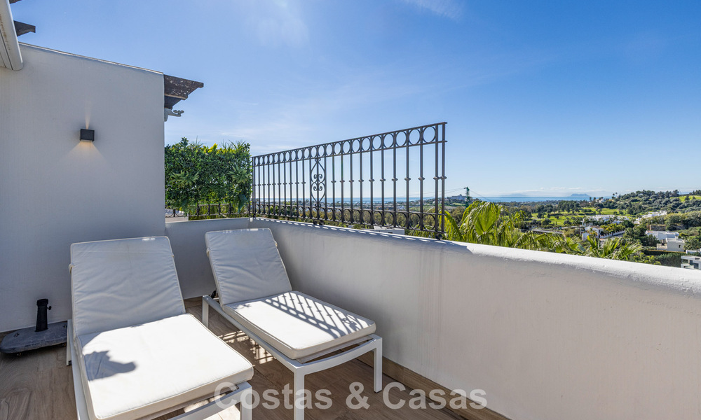 Ático renovado de 3 dormitorios en una exclusiva comunidad con vistas al mar y al campo de golf en Marbella - Benahavís 793290