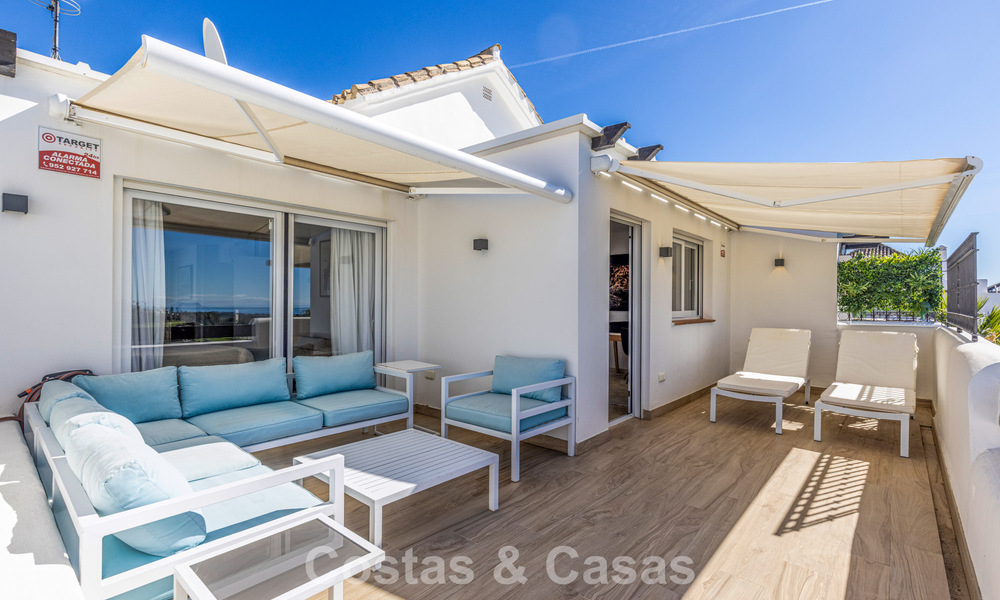 Ático renovado de 3 dormitorios en una exclusiva comunidad con vistas al mar y al campo de golf en Marbella - Benahavís 793293