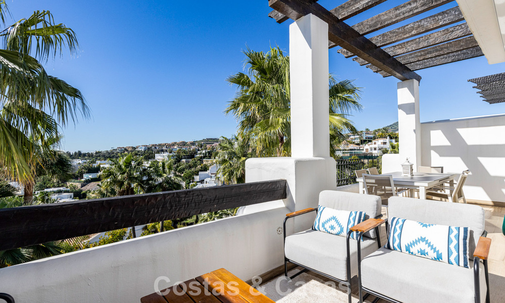 Ático renovado de 3 dormitorios en una exclusiva comunidad con vistas al mar y al campo de golf en Marbella - Benahavís 793299