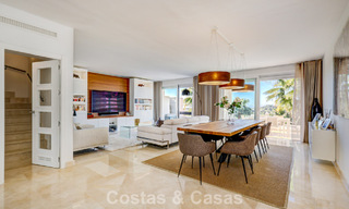 Ático renovado de 3 dormitorios en una exclusiva comunidad con vistas al mar y al campo de golf en Marbella - Benahavís 793300 