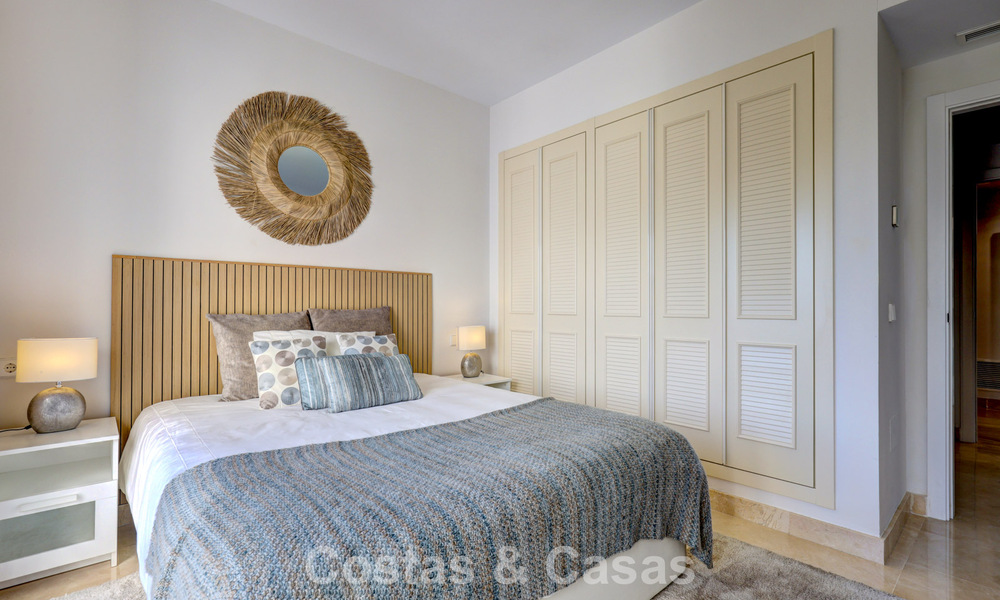 Ático renovado de 3 dormitorios en una exclusiva comunidad con vistas al mar y al campo de golf en Marbella - Benahavís 793314