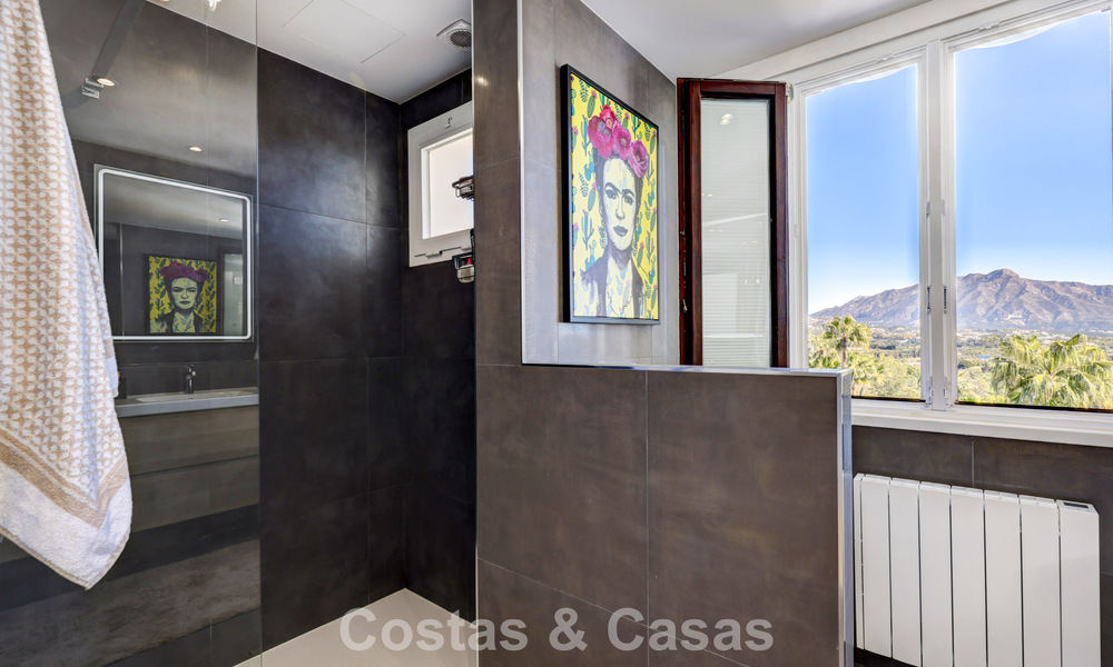 Ático renovado de 3 dormitorios en una exclusiva comunidad con vistas al mar y al campo de golf en Marbella - Benahavís 793329