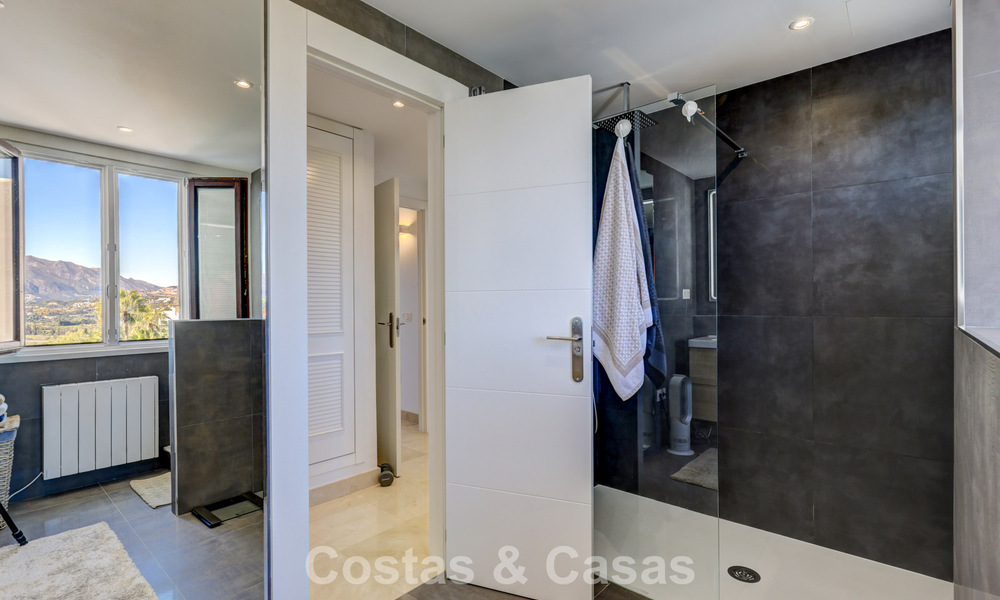 Ático renovado de 3 dormitorios en una exclusiva comunidad con vistas al mar y al campo de golf en Marbella - Benahavís 793330