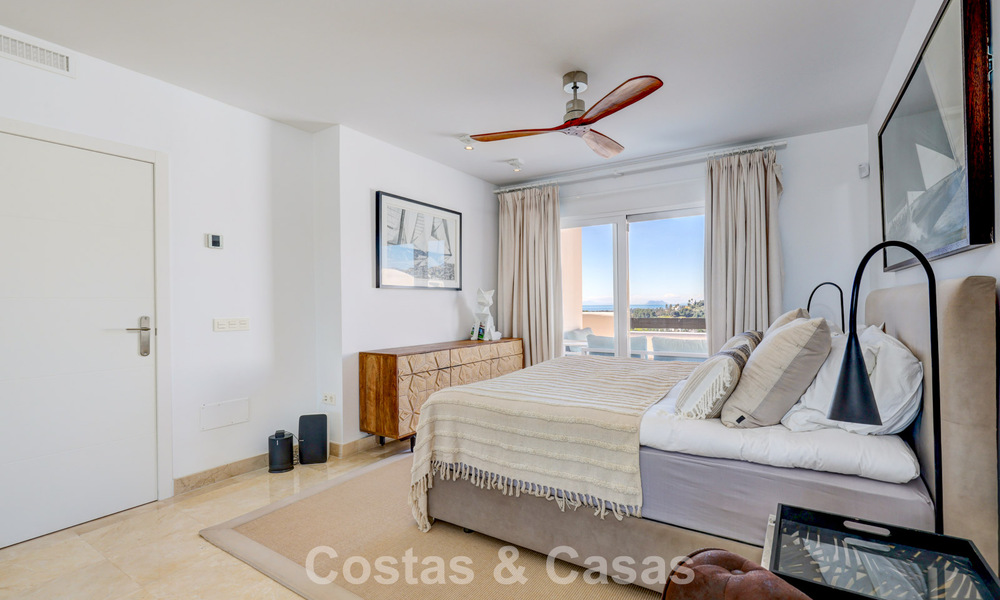Ático renovado de 3 dormitorios en una exclusiva comunidad con vistas al mar y al campo de golf en Marbella - Benahavís 793334