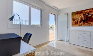 Ático renovado de 3 dormitorios en una exclusiva comunidad con vistas al mar y al campo de golf en Marbella - Benahavís 793338 