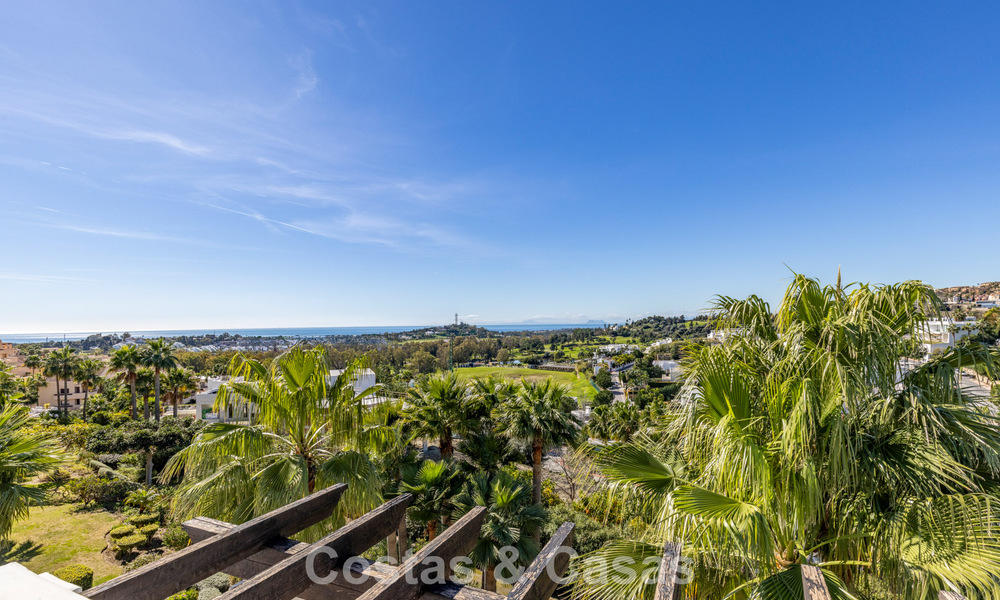 Ático renovado de 3 dormitorios en una exclusiva comunidad con vistas al mar y al campo de golf en Marbella - Benahavís 793340