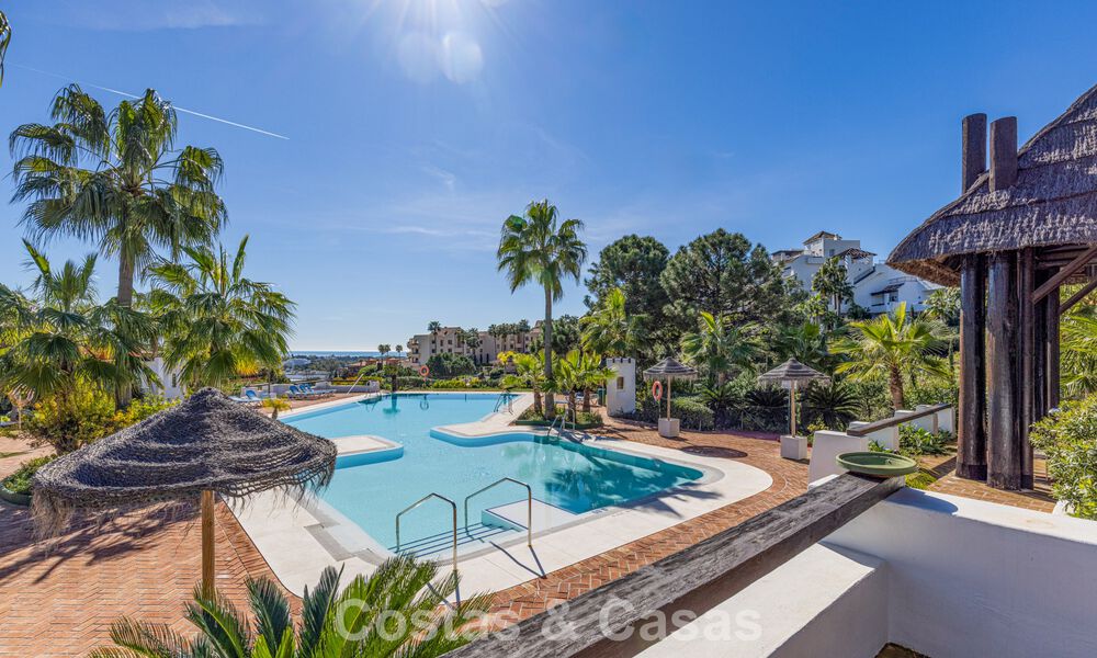 Ático renovado de 3 dormitorios en una exclusiva comunidad con vistas al mar y al campo de golf en Marbella - Benahavís 793346