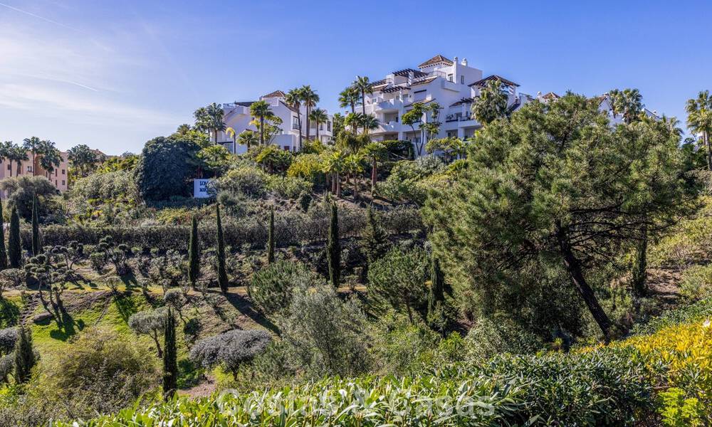 Ático renovado de 3 dormitorios en una exclusiva comunidad con vistas al mar y al campo de golf en Marbella - Benahavís 793350
