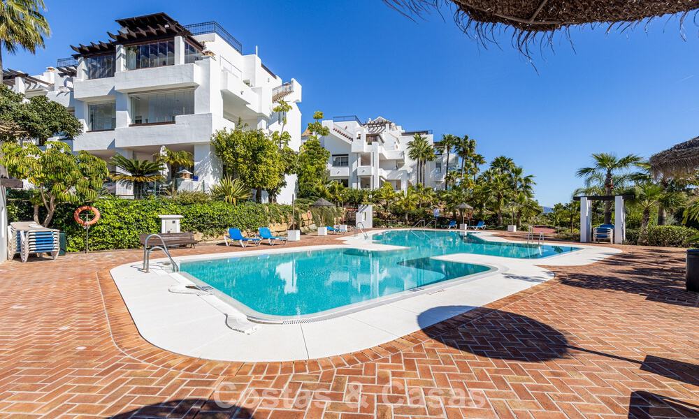 Ático renovado de 3 dormitorios en una exclusiva comunidad con vistas al mar y al campo de golf en Marbella - Benahavís 793352