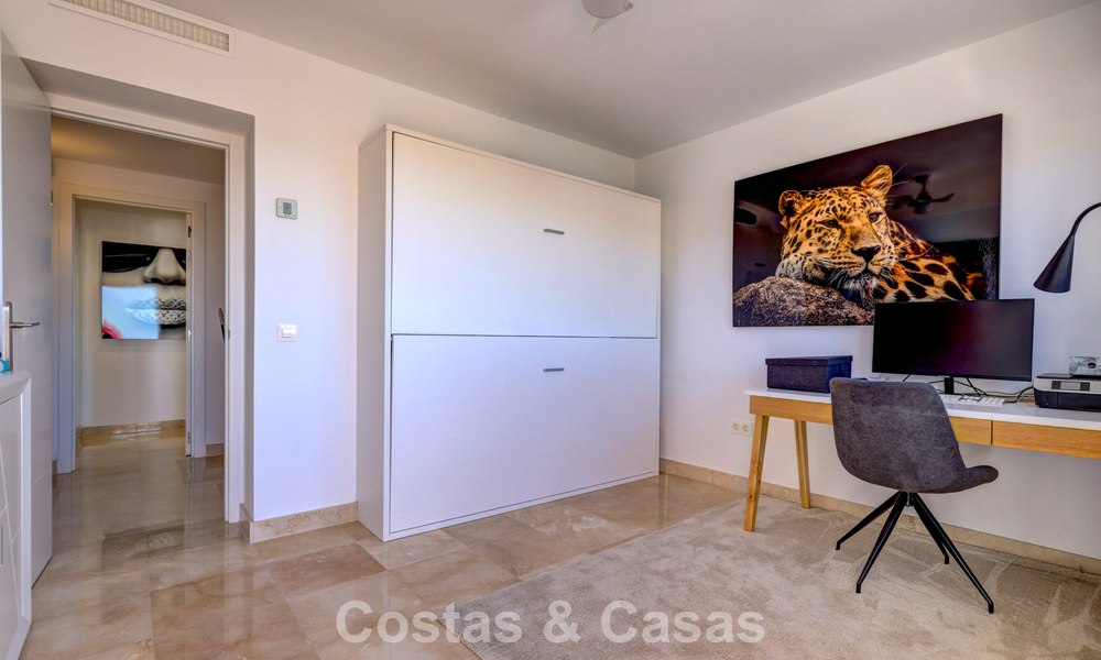 Ático renovado de 3 dormitorios en una exclusiva comunidad con vistas al mar y al campo de golf en Marbella - Benahavís 793774