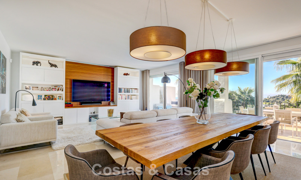 Ático renovado de 3 dormitorios en una exclusiva comunidad con vistas al mar y al campo de golf en Marbella - Benahavís 793775