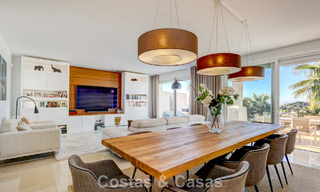 Ático renovado de 3 dormitorios en una exclusiva comunidad con vistas al mar y al campo de golf en Marbella - Benahavís 793775 