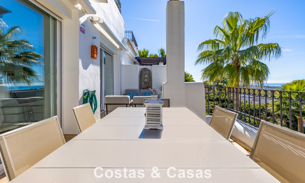 Ático renovado de 3 dormitorios en una exclusiva comunidad con vistas al mar y al campo de golf en Marbella - Benahavís 793778