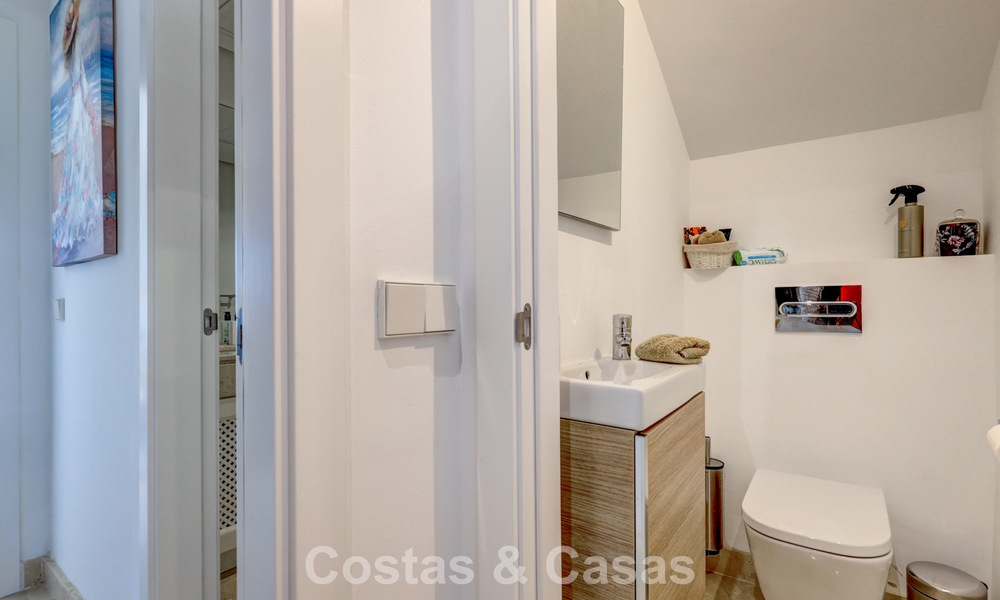 Ático renovado de 3 dormitorios en una exclusiva comunidad con vistas al mar y al campo de golf en Marbella - Benahavís 793779