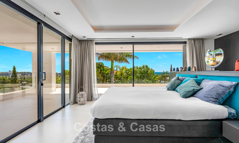 Villa de lujo, moderna y de alta gama en venta con vistas al mar en un prestigioso resort de golf en Marbella - Benahavís 794026
