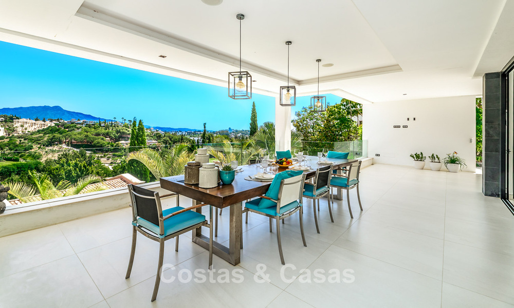 Villa de lujo, moderna y de alta gama en venta con vistas al mar en un prestigioso resort de golf en Marbella - Benahavís 794032