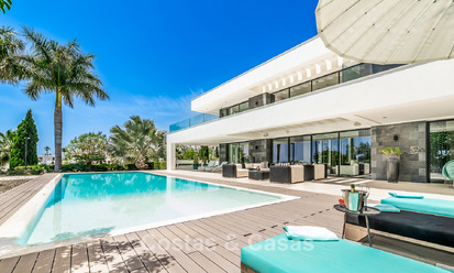 Villa de lujo, moderna y de alta gama en venta con vistas al mar en un prestigioso resort de golf en Marbella - Benahavís 794033