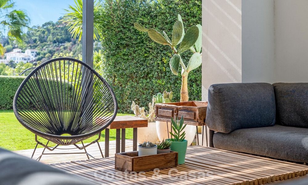 Amplia villa moderna con casa de invitados independiente en venta en El Madroñal, Benahavís - Marbella 794041