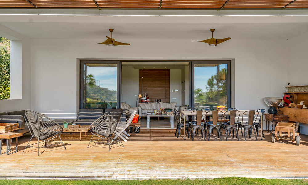 Amplia villa moderna con casa de invitados independiente en venta en El Madroñal, Benahavís - Marbella 794042