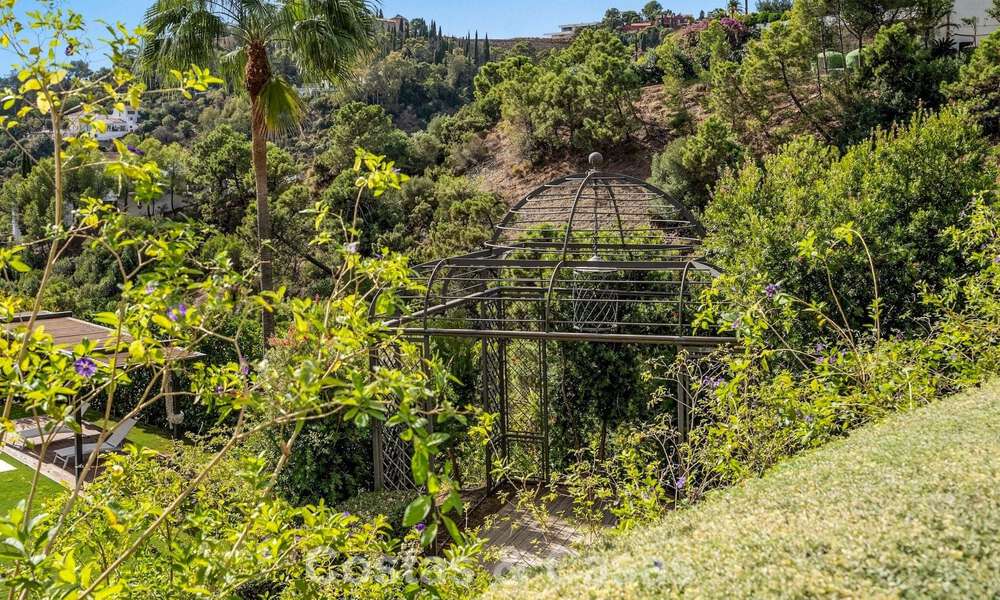 Amplia villa moderna con casa de invitados independiente en venta en El Madroñal, Benahavís - Marbella 794043