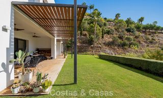 Amplia villa moderna con casa de invitados independiente en venta en El Madroñal, Benahavís - Marbella 794044 
